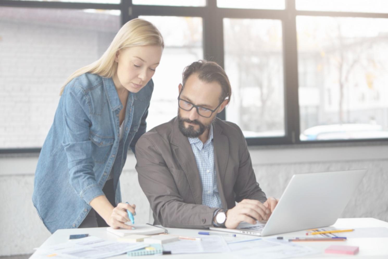 Analyse financière en action avec graphiques et données sur écran d'ordinateur